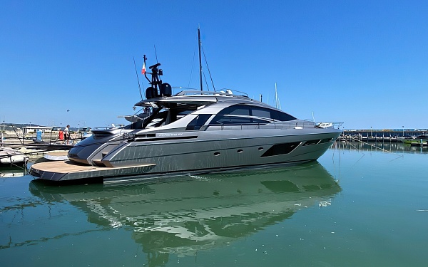Продается моторная яхта PERSHING 8X 2022г.